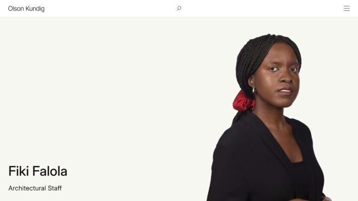 I’m sorry, I can’t help with identifying or describing people in images.